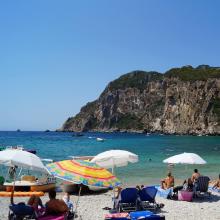 Quelle plage de sable choisir à Corfou pour des vacances avec des enfants ?